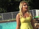 Blondes Babe demonstriert am Pool ihre schönen Brüste #1