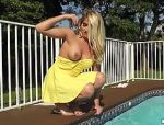 Blondes Babe demonstriert am Pool ihre schönen Brüste #4