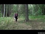 Vollbusige Oma macht Liebe mit ihrem Mann im Wald #1
