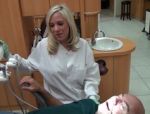 Eine junge, blonde Zahnärztin saugt und fickt mitsediertem Patienten. #1