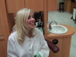 Eine junge, blonde Zahnärztin saugt und fickt mitsediertem Patienten. #2