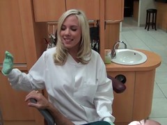 Eine junge, blonde Zahnärztin saugt und fickt mitsediertem Patienten.