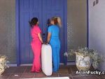 Zwei hübsche Asiatinnen machen einem Afrikaner eine erotische Massage #1