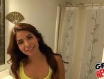 Junge Latina zeigt im Badezimmer ihre schönen Titten #1
