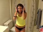 Junge Latina zeigt im Badezimmer ihre schönen Titten #11