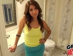 Junge Latina zeigt im Badezimmer ihre schönen Titten #3