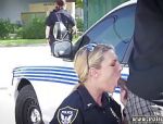 Zwei Polizistinnen kriegen Bock auf einen Doppel-Blowjob #1