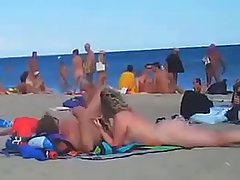 Nackte Menschen suchen am Strand immer wieder nach Sex-Kontakten