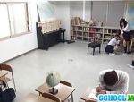Asiatische Schülerin lässt ihre Pussy in einem Klassenraum fingern #4