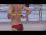 Heiße MILF zeigt ihre Titten und ihren geilen Arsch am Strand #1