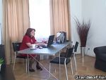Reife Frau bläst im Büro zwei Schniedel gleichzeitig #1