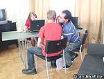 Reife Frau bläst im Büro zwei Schniedel gleichzeitig #4