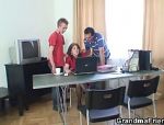 Reife Frau bläst im Büro zwei Schniedel gleichzeitig #5