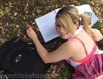 Blonde Schülerin saugt draußen einen harten Schwanz #1
