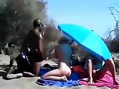 Cornea le persone stanno avendo sesso occasionale sulla spiaggia, non sapendo che qualcuno li sta guardando