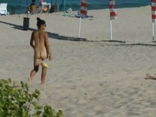 Heiße Frauen und ihre Partner masturbieren in einem FKK-Strand #20