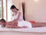 Vollbusige Tschechin macht ihrem Kunden eine erotische Massage #2
