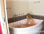 Junge Blondine wird von ihrem Freund in der Badewanne gerammelt #1