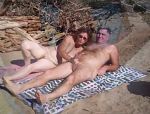 Nackte Mädels auf einem FKK-Strand #1