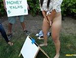 Unverschämte Girls strippen draußen für Geld #9