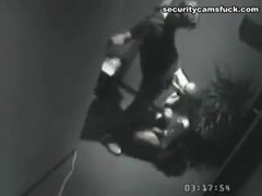 Sicherheitskamera in einem Büroflur filmt Bumsszene.
