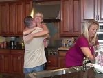Reife Blondine verführt einen jungen Mann in der Küche #1