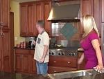 Reife Blondine verführt einen jungen Mann in der Küche #3