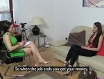 Nackte Lesbe verführt ihre Freundin auf dem Sofa #3