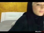 Arabisches Webcam-Girl masturbiert im Chat mit Kopftuch #1