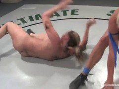 Knackärschige Wrestling-Babes kämpfen im Ring