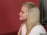 Blondes Teen demonstriert beim Casting ihren schönen Körper #2
