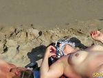 Fast nackte MILFs auf dem Strand #1