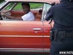 Nimmersatte Polizistin nuckelt an seinem großen schwarzen Schwanz #3