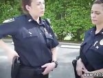 Nimmersatte Polizistin nuckelt an seinem großen schwarzen Schwanz #6