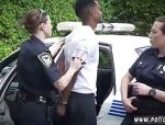 Nimmersatte Polizistin nuckelt an seinem großen schwarzen Schwanz #7