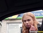 Blonde Russin wird im Auto hart gefickt #1