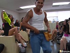 Geile Blowjob-Party im Büro
