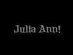 Die blonde Milf Julia Ann spielt mit ihren Titten und Möse #1