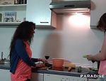 Deutsche Lesben machen in der Küche herum #1