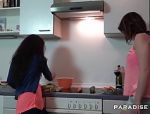 Deutsche Lesben machen in der Küche herum #2