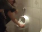 Deutsche MILF lässt ihre Fotze auf einer öffentlichen Toilette zerstören #8