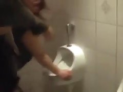 Deutsche MILF lässt ihre Fotze auf einer öffentlichen Toilette zerstören