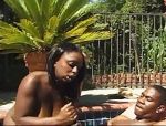 Schwarzes Babe treibt es mit ihrem Freund am Pool #3