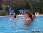 Vier Häschen haben unter Einbeziehung ihrer mehr als außergewöhnlichen Titten beim Schwimmen im Pool Spaß und nehmen eine Dusche. #9