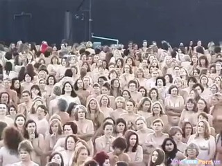 Nackte Mädels demonstrieren ihre Körper in der Öffentlichkeit #10