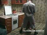 In der Küche masturbiert und saugt eine heiße schlanke Brünette wild. #7
