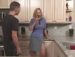 Blonde MILF lässt es mit einem jungen Ficker in der Küche krachen #1