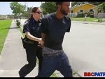 Scharfe Polizistinnen verhaften knackige schwarze Kerle #2