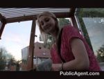 Blonde, sehr junge Frau saugt und fickt in der Gasse hinter der Bushaltestelle für Geld. #4