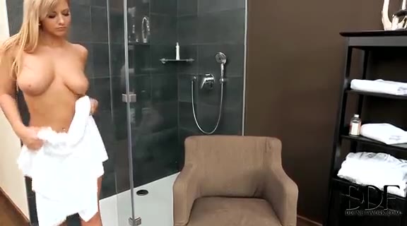 Blondie mit dicken Titten entspannt nach der Dusche ihren Körper #4